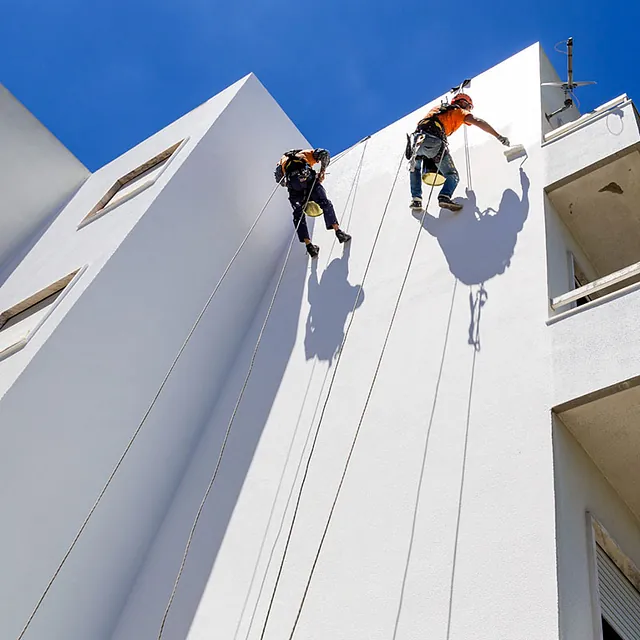 Hombres pintando fachada